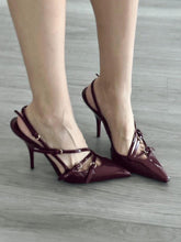 Tacones altos de aguja con tiras y punta de charol